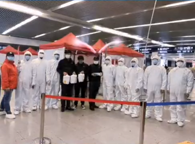 如意餛飩蘇州青劍湖萬客隆超市店為火車站各個站點送愛心夜宵