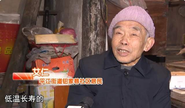 如意餛飩冬至節公益在行動，84歲阿伯與書相伴盡顯人生智慧