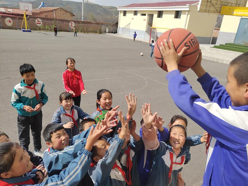 體育用品捐贈鄉(xiāng)村學校——如意從事公益活動已經(jīng)7年